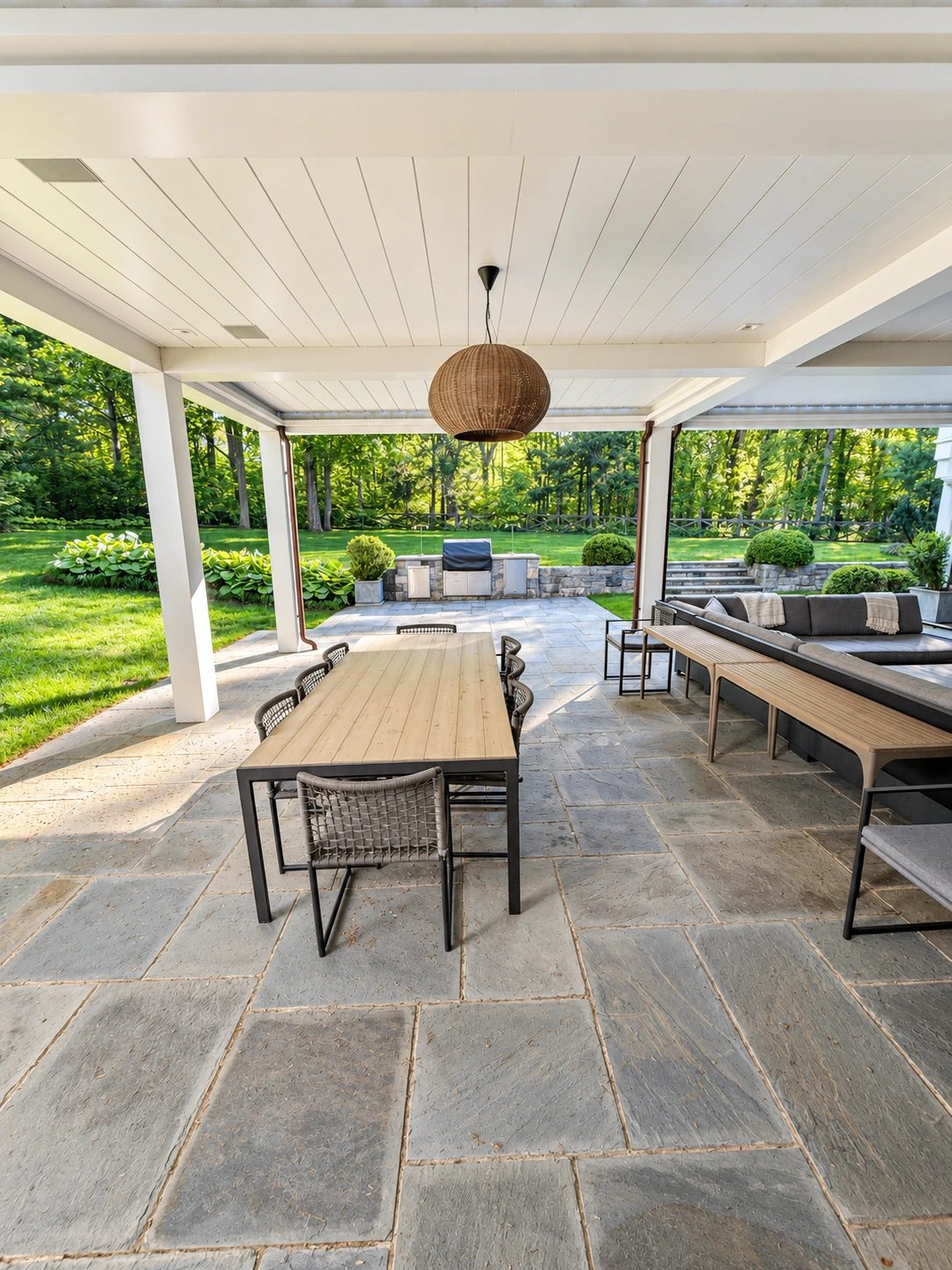 White Renson Aero louvered roofs above a dining and lounge terrace in Greenwich, Connecticut